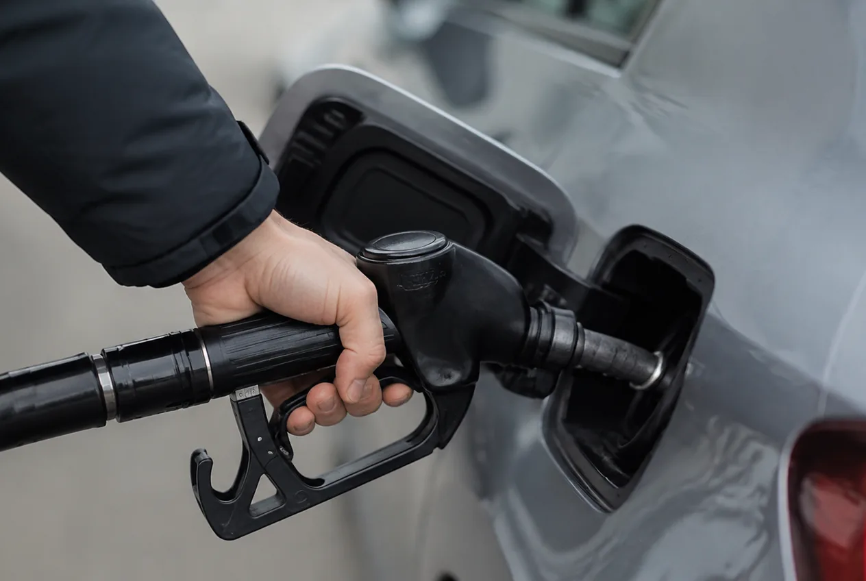Zapfpistole im Tankstutzen eines Pkw an einer Tankstelle